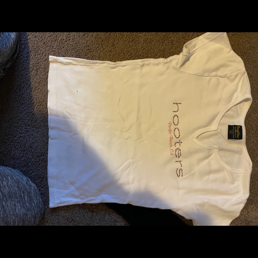 Women’s Hooters T-shirt - Like New - Small